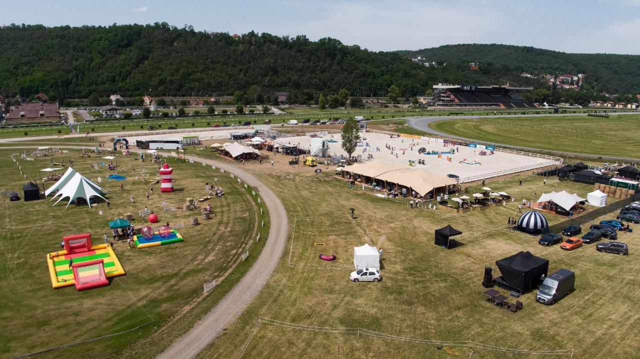 B&B Chuchle Arena Praha エクステリア 写真